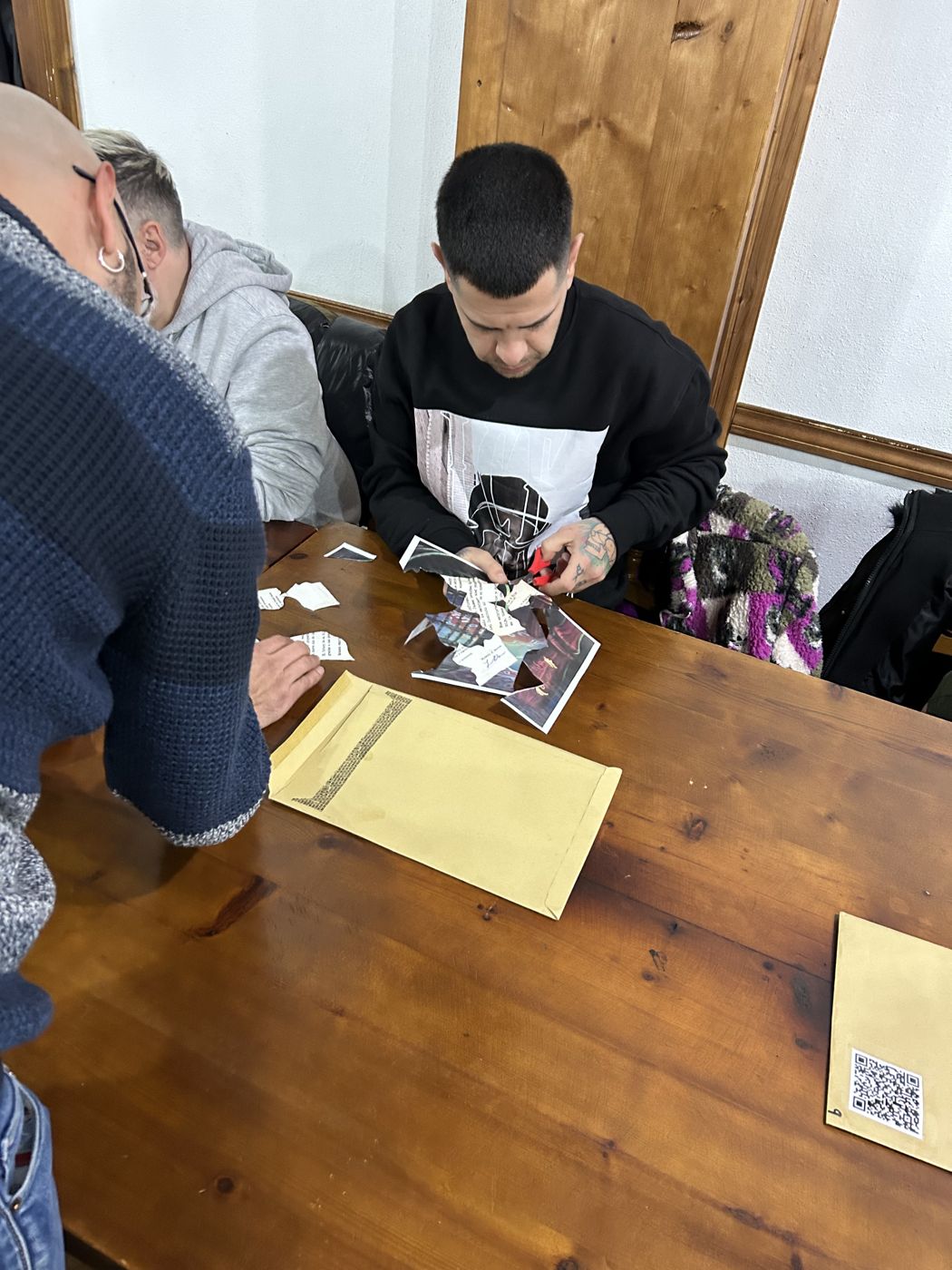 El sobre con el QR de la app