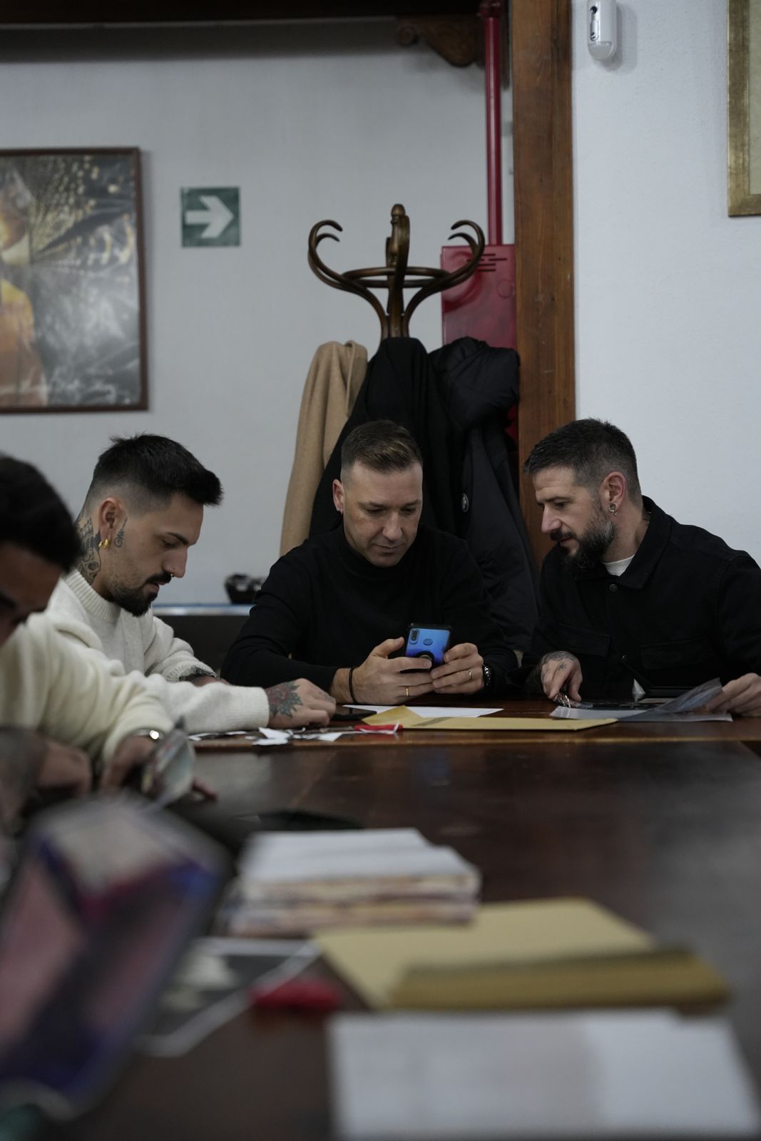 Sobres, pistas y móvil