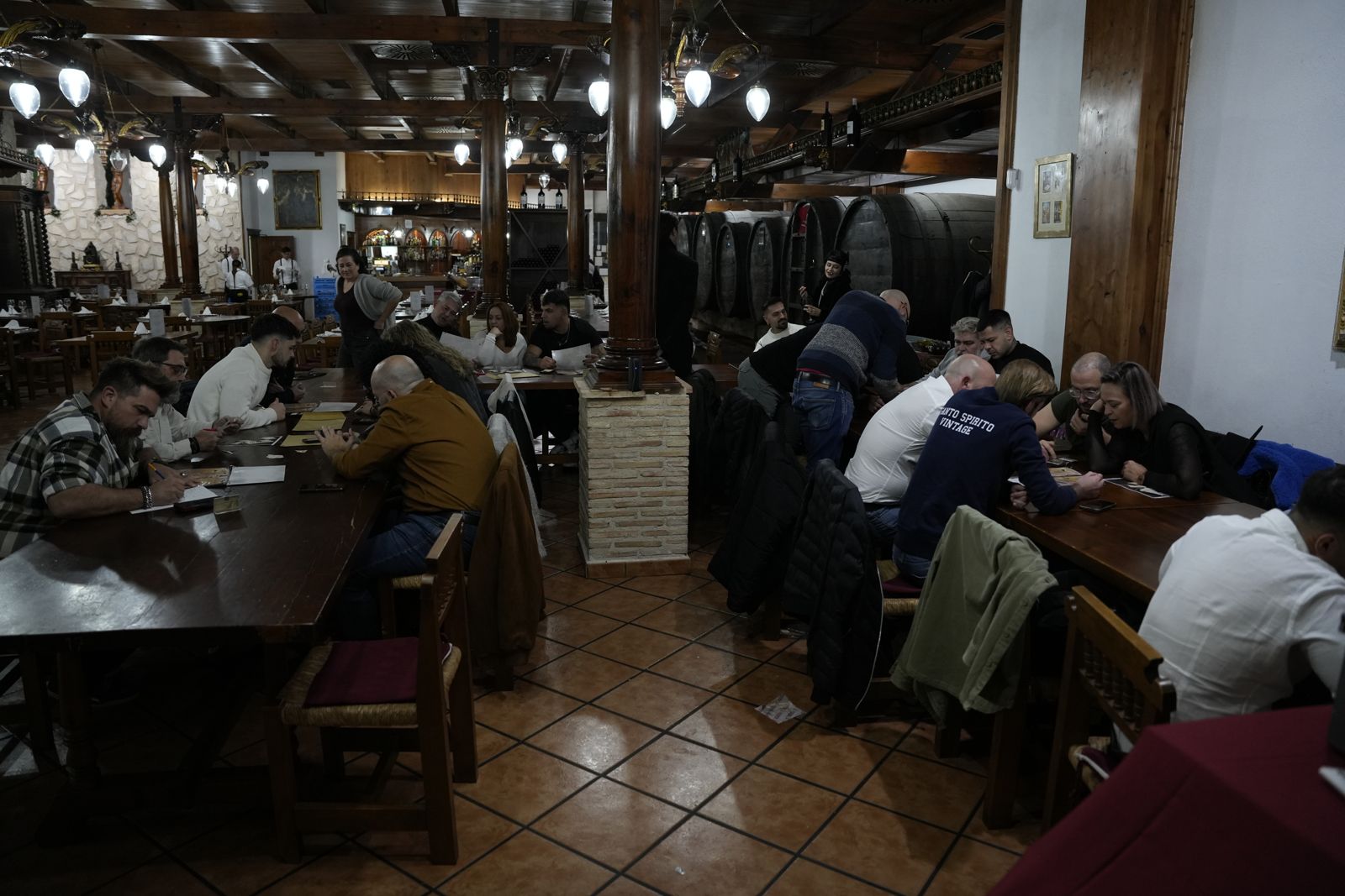 Restaurante entero jugando