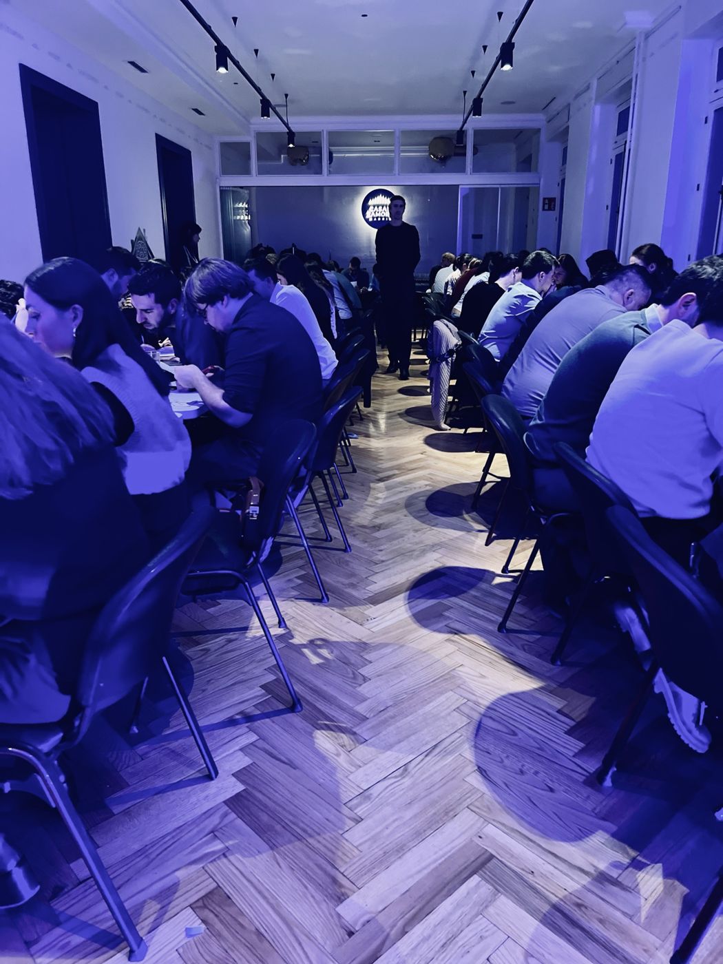 Convención de empresa jugando a la vez